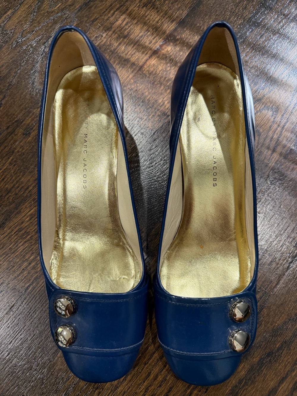 Y2K 2008/2009 Marc Jacobs Navy Leather Pump with Gold Insole and Button Accents